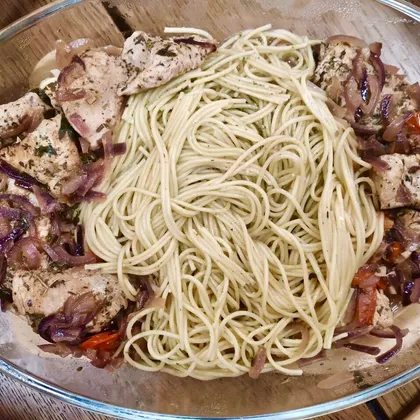 Индейка, томлённая с помидорами Черри и прованскими травами, со спагетти в соусе песто