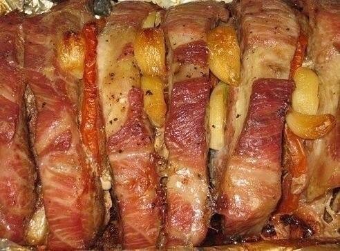 Ароматная праздничная свинина, фаршированная сыром и помидорами
