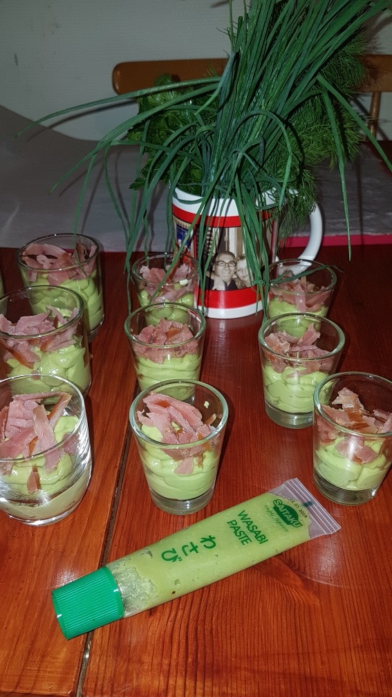 Мусс Авокадо с копчёным тунцом и каплей васаби