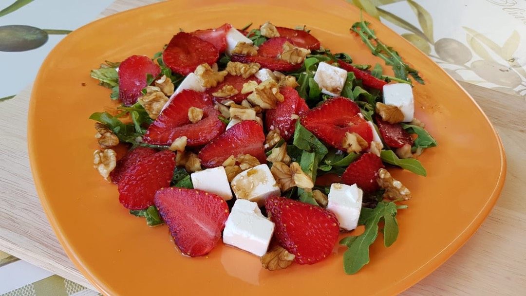 Салат из клубники, рукколы и феты