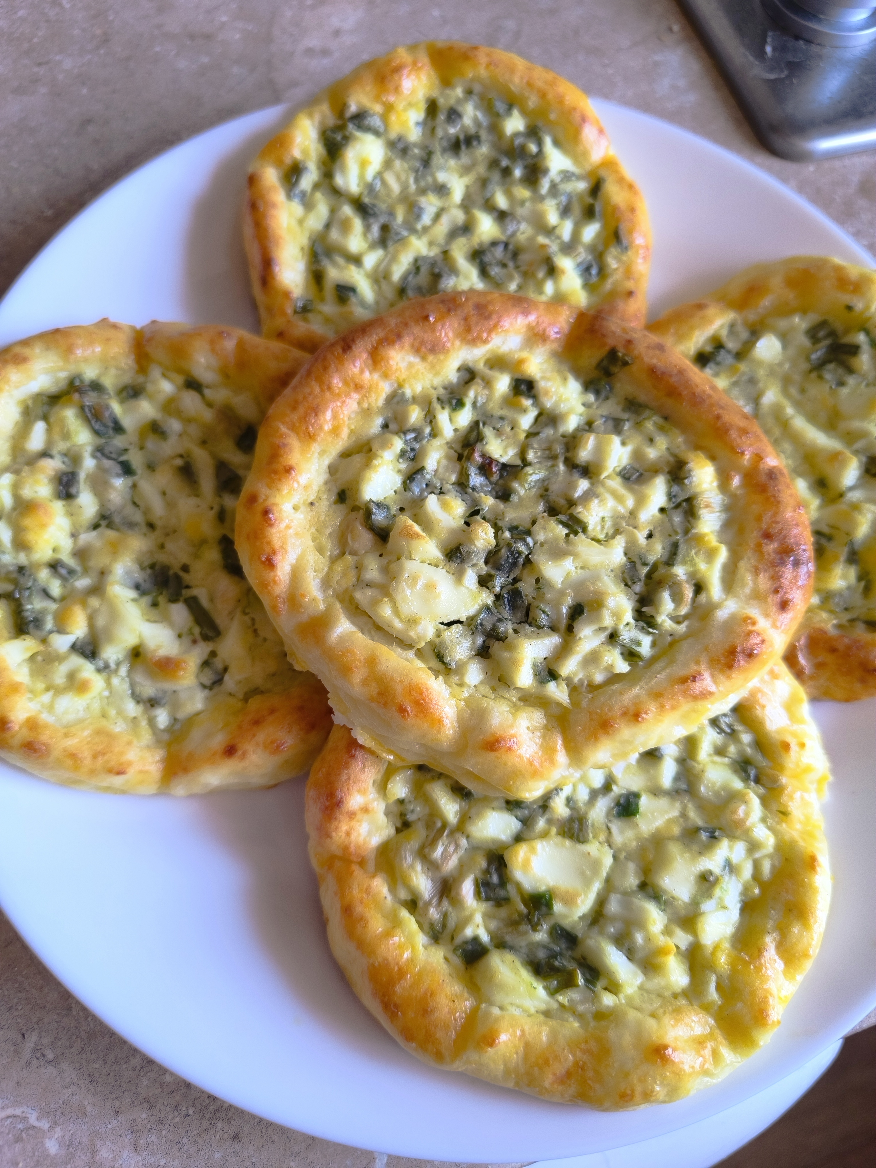 Творожные ватрушки с яйцом и зеленью 