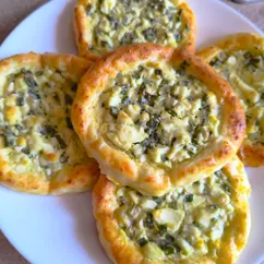 Творожные ватрушки с яйцом и зеленью 