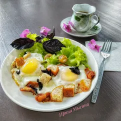 Яичница с беконом и сухариками