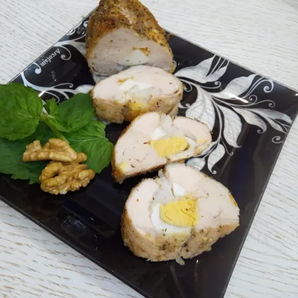 Простой мясной рулет из курицы с рисом и яйцом