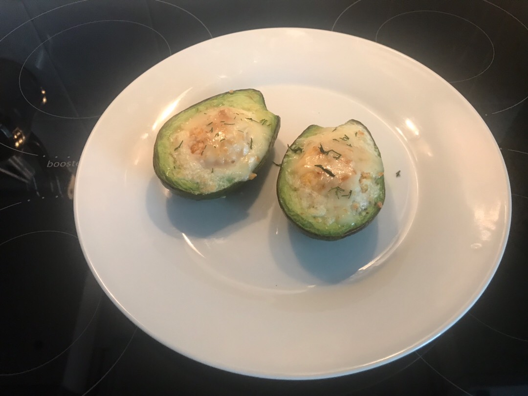 Авокадо запеченное с яйцом и сыром