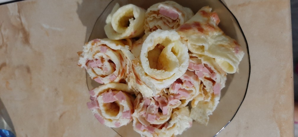 Яичные рулетики с колбаской