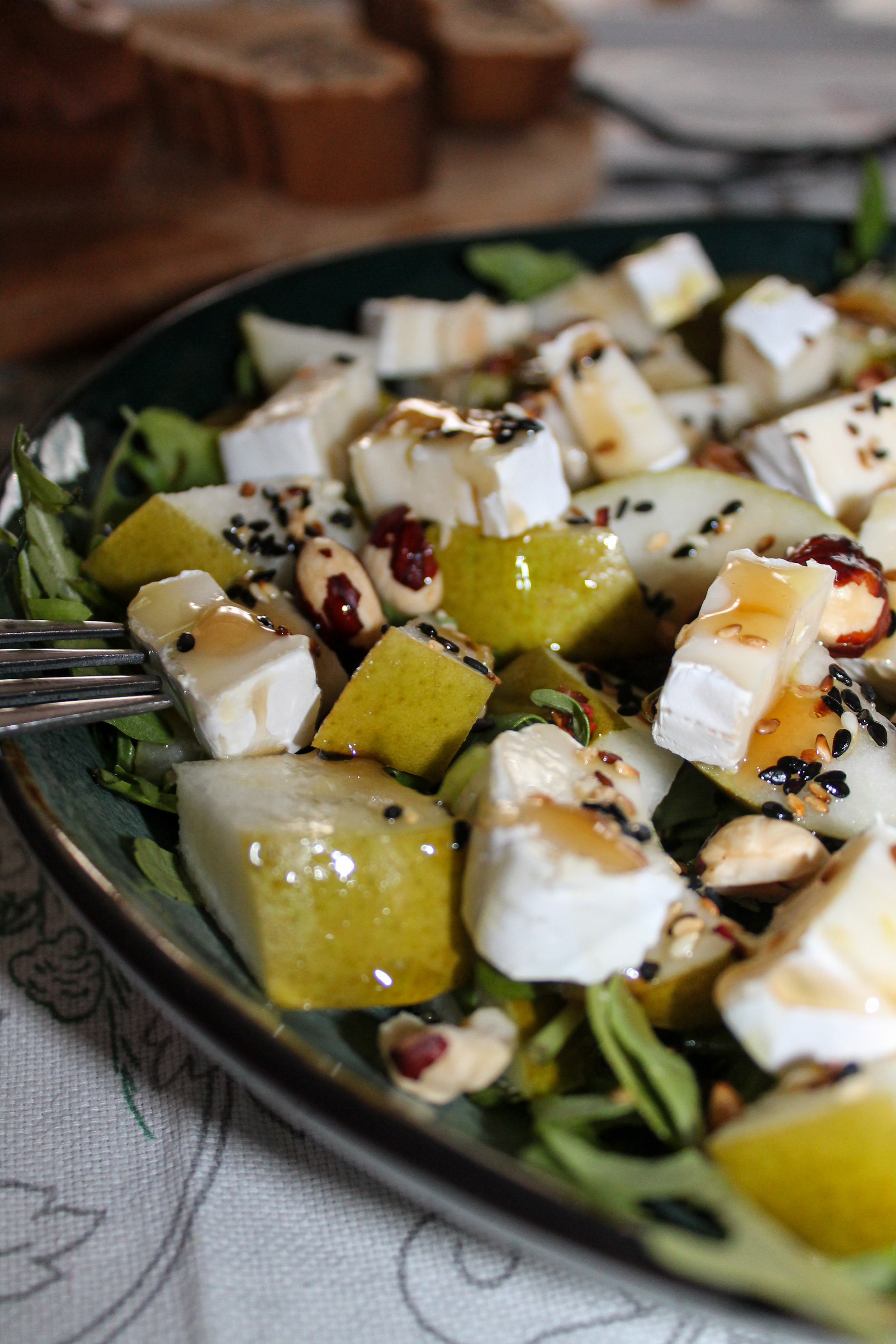 Салат с грушей и сыром бри:камамбер 
