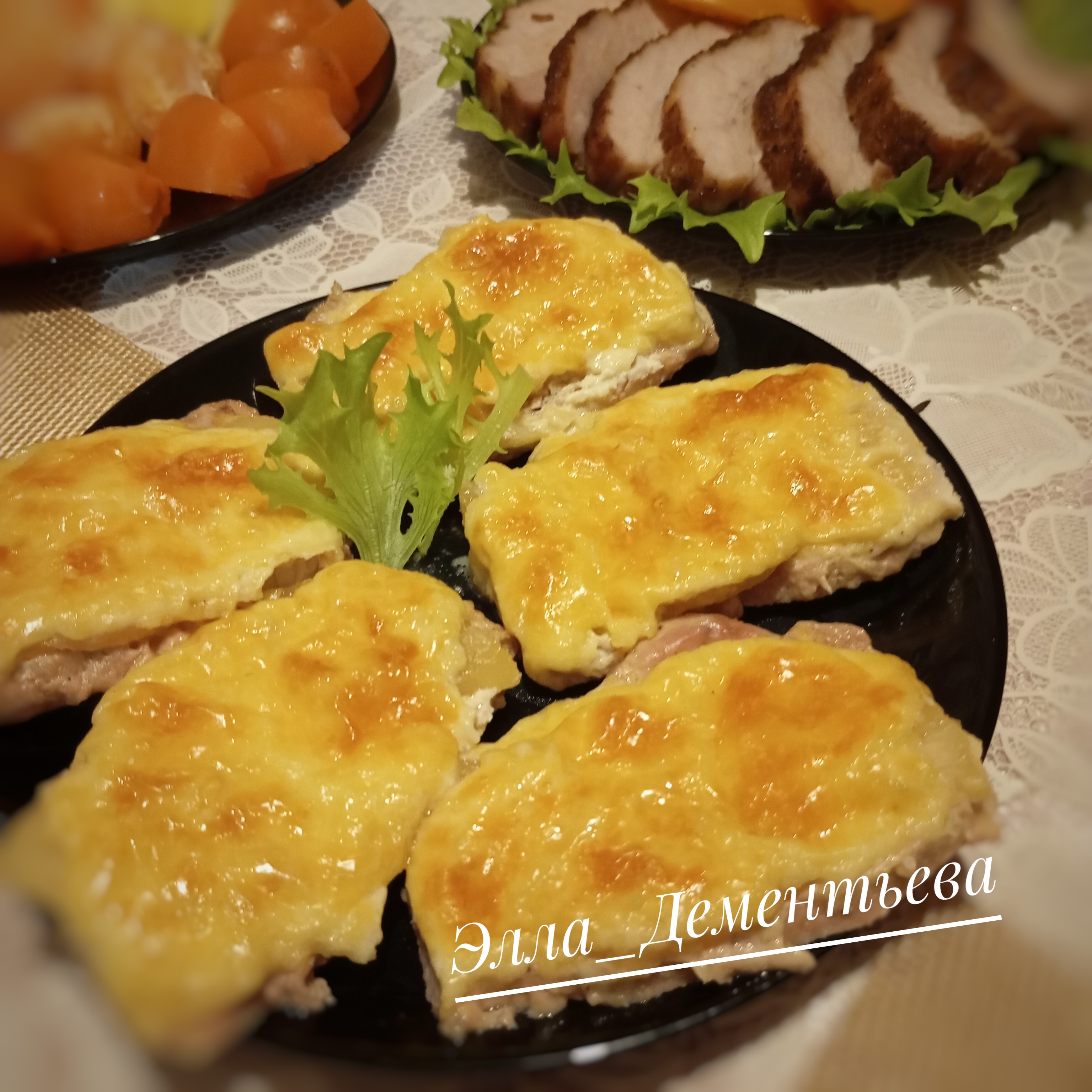 Свинина с ананасами и сыром в духовке 