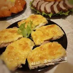 Свинина с ананасами и сыром в духовке 