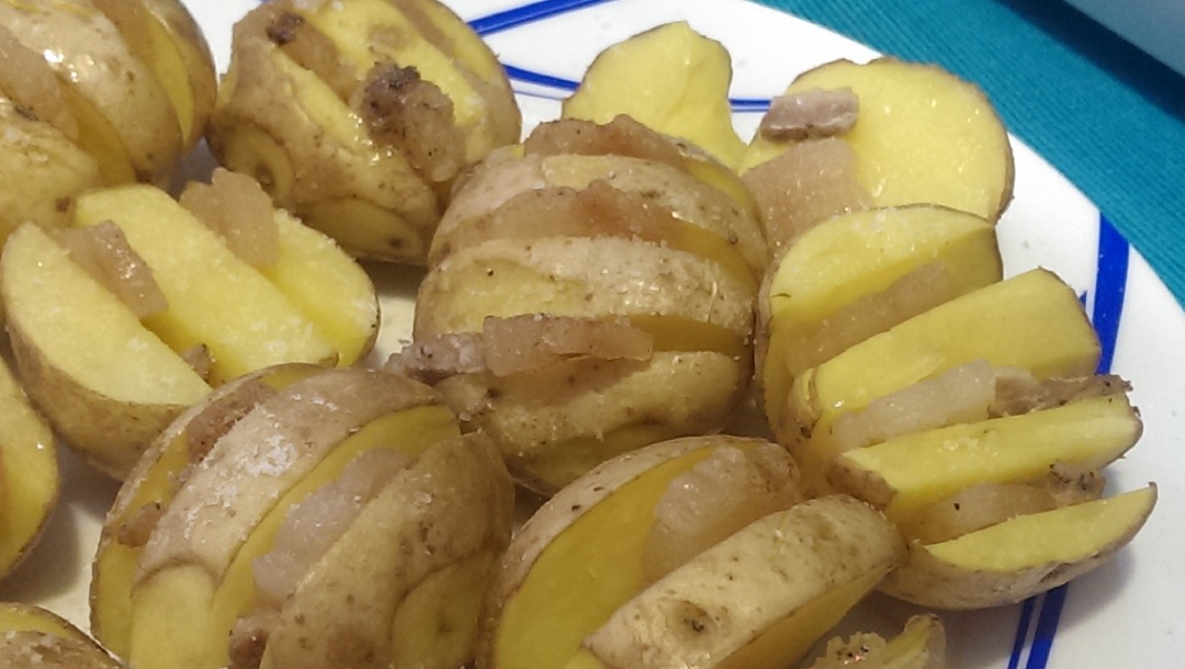 Картофель, запечённый с салом и луком - рецепт с фотографиями - Patee. Рецепты