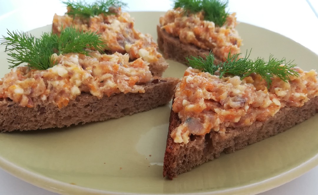 Паштет из селёдки с маслом и луком