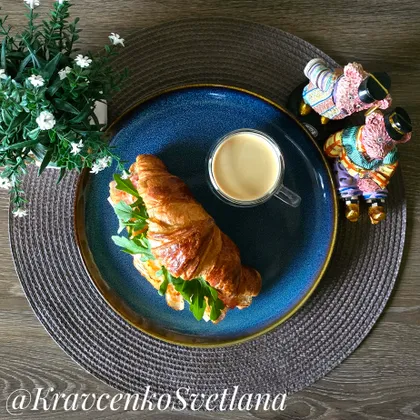 Круассаны с беконом и скрэмблом