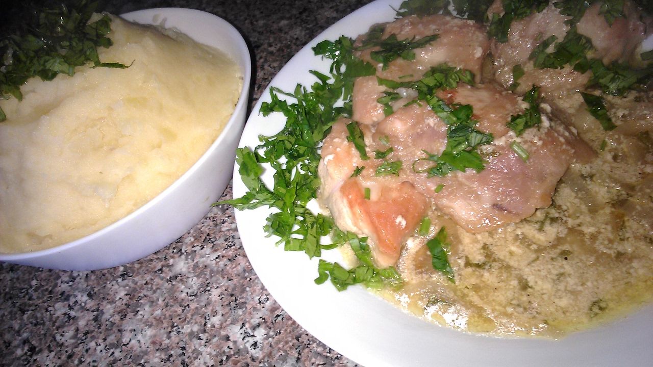 Курица в сметане с луком