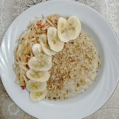 Овсянка на молоке с яблоком, бананом и орешками