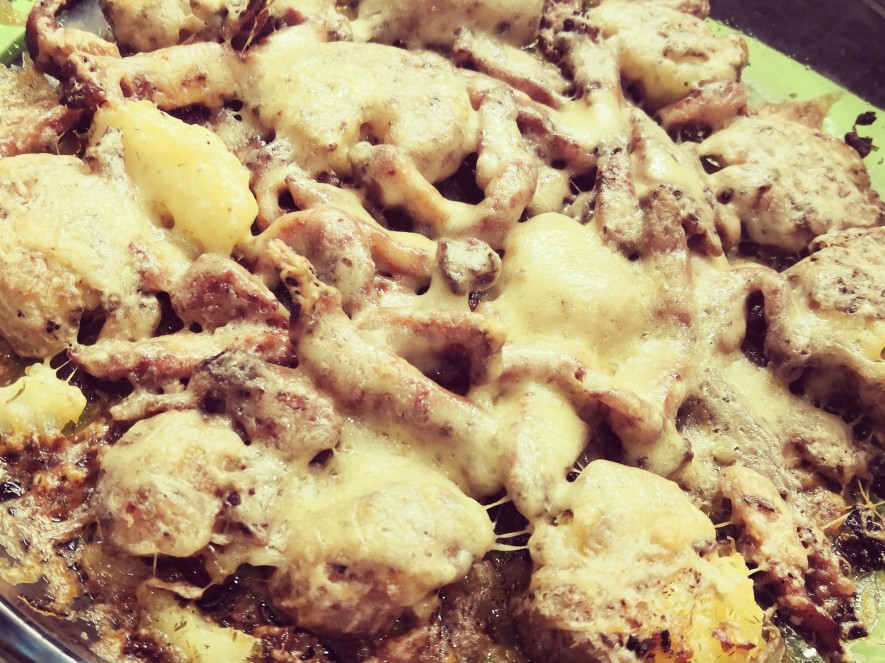 Раздавленный хрустящий картофель с поджаркой из свинины