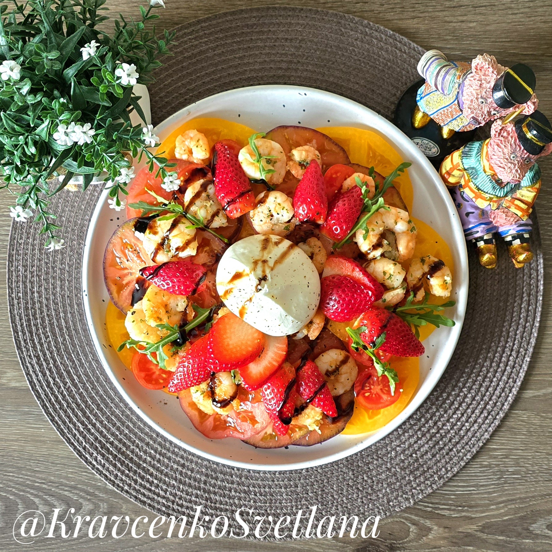 Салат с помидорами, бурратой, креветками и клубникой