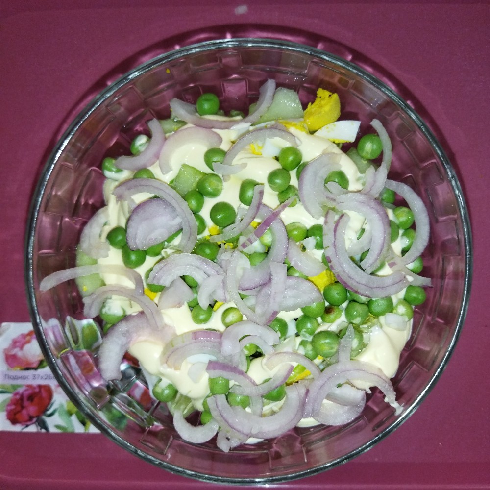 Салат со свежим зелëным горошком, огурцом, яйцом