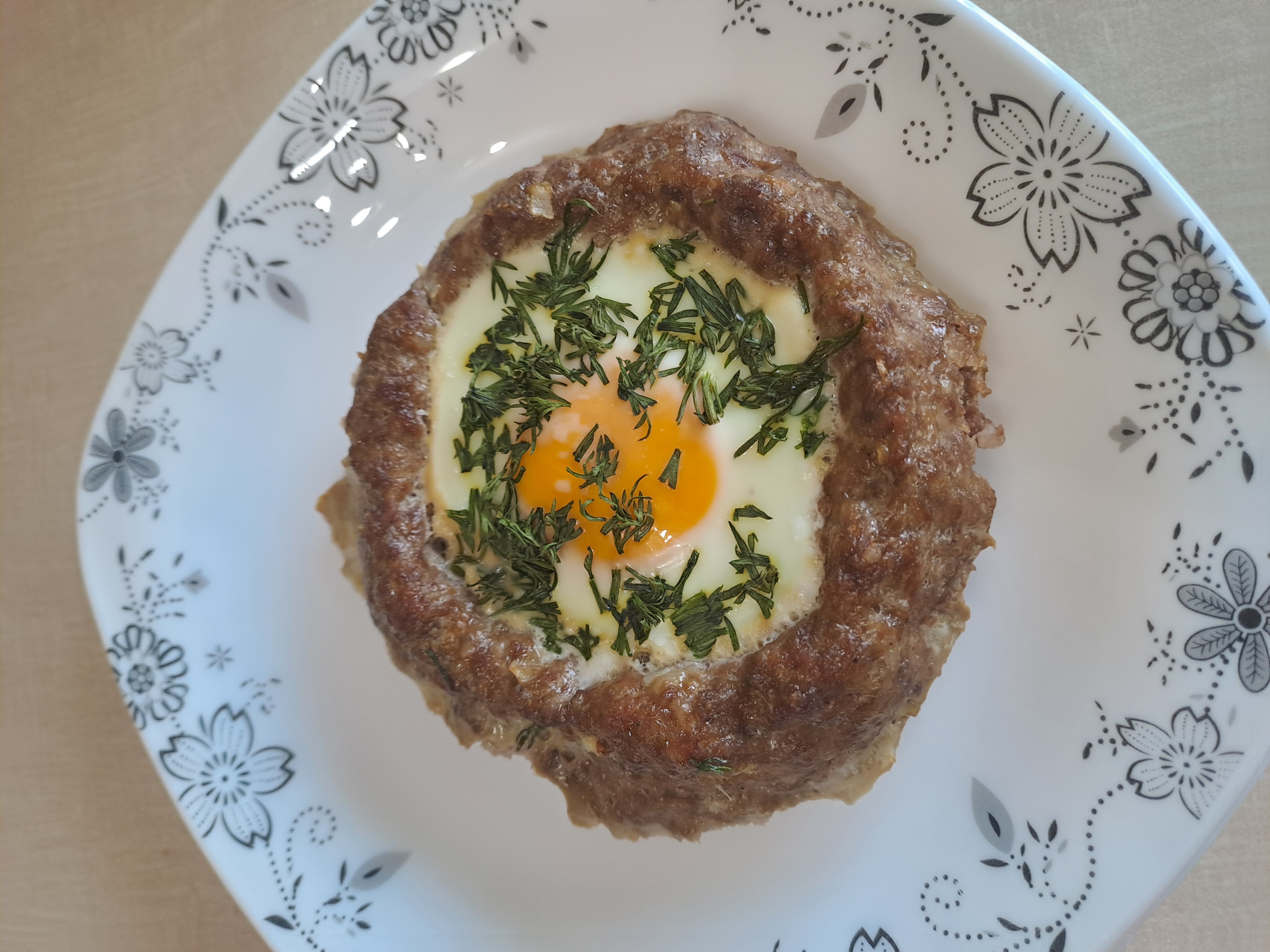 Мясные корзиночки с яйцом