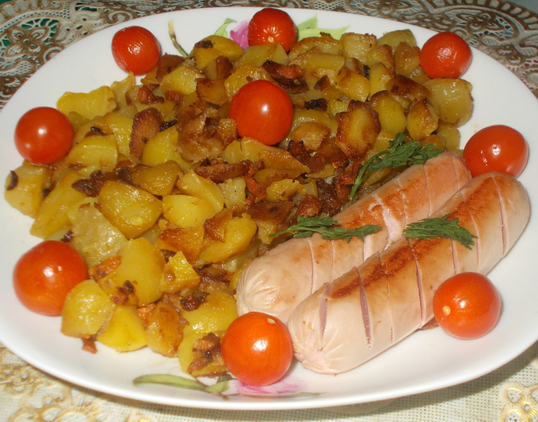 Cосиски и жареный картофель с чесноком