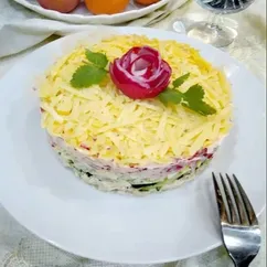 Весенний салат с редисом и курицей