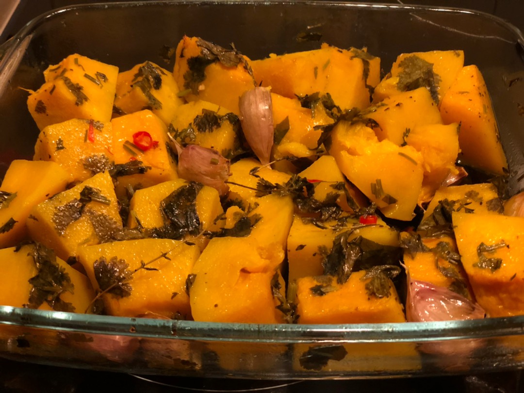 Тыква запечённая с чесноком и кинзой