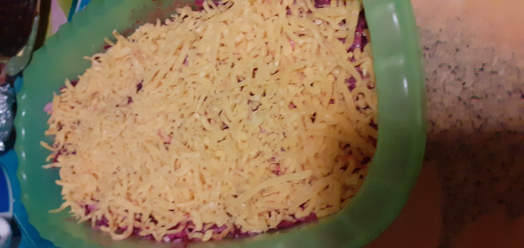 Свекольный салатик с сыром чеддер и солеными огурцами