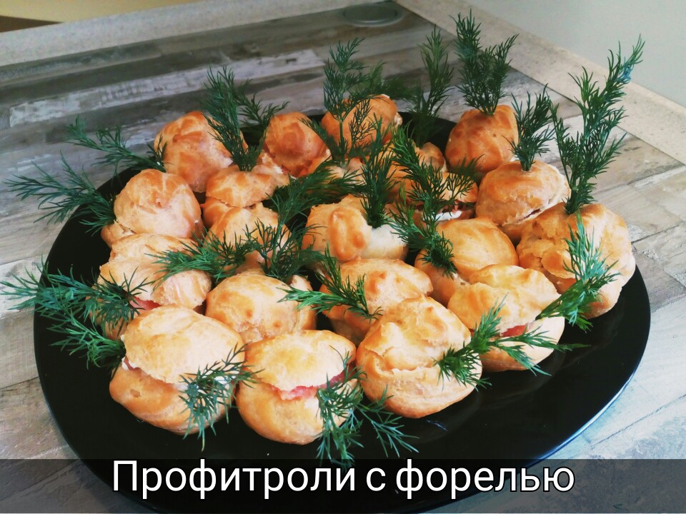 Сырные профитроли с муссом из форели