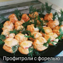 Профитроли с творожным сыром и форелью