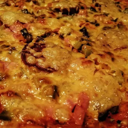 Пицца два сыра с маринованными огурцами и грибами