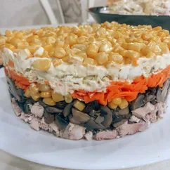 Салат «Праздничный» с курицей и грибами