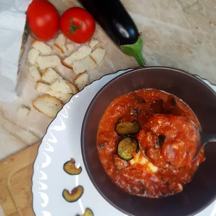 Итальянский томатный суп с баклажанами, моцареллой и фетой