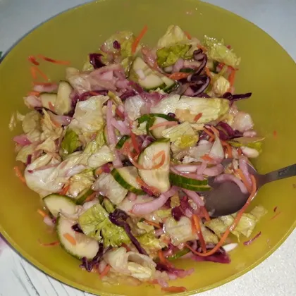 Салат с маринованным луком в уксусе из чёрной смородины