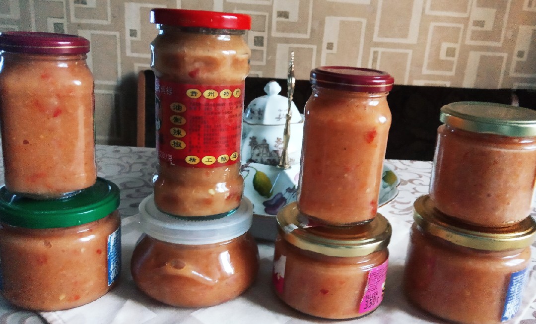 Острый густой соус или аджика с яблоками