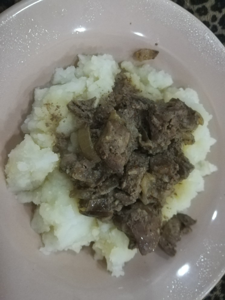 Печень куриная тушёная с пюре