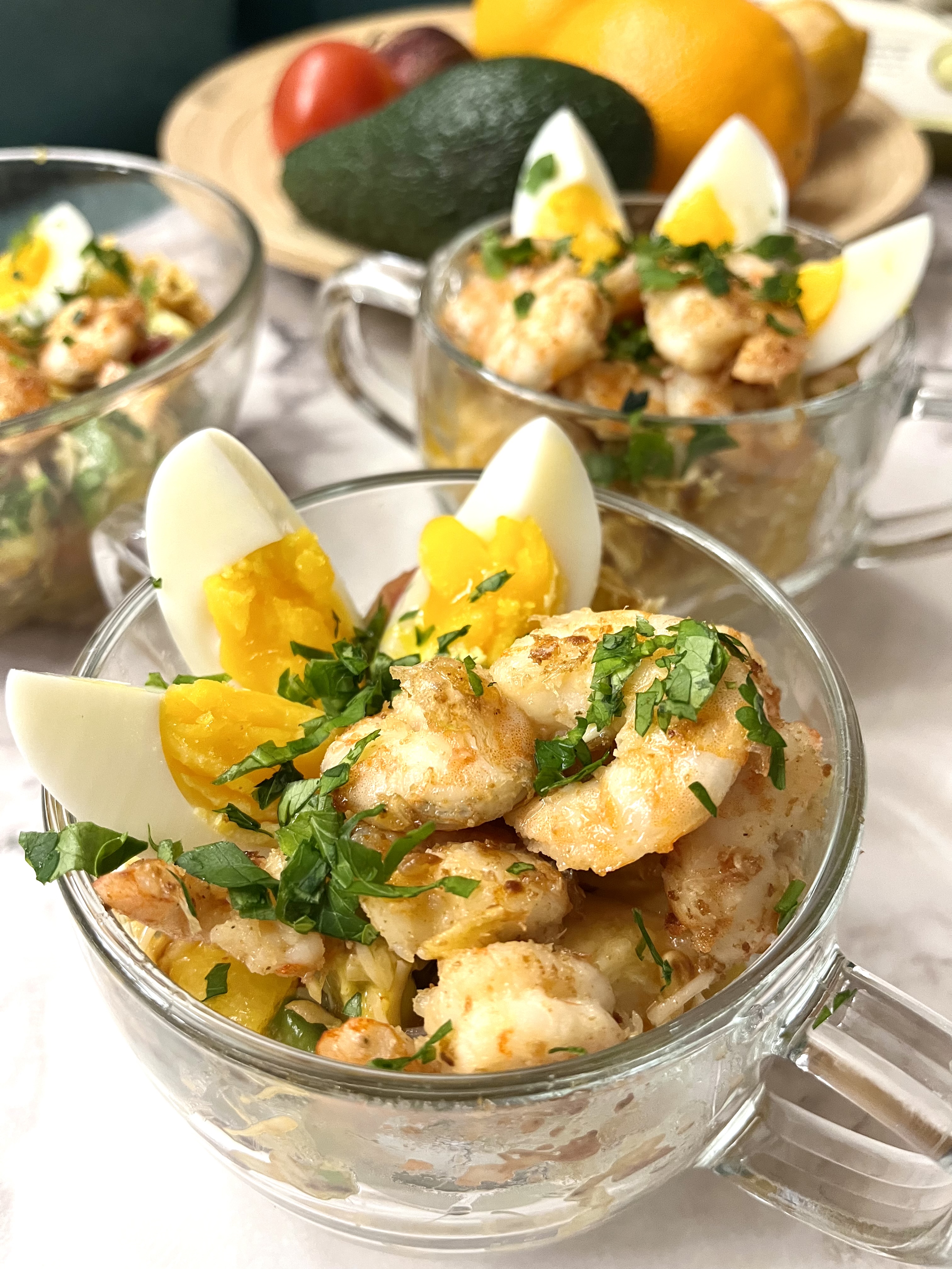 Кисло-сладкий салат из авокадо с креветками 