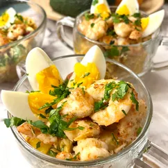 Кисло-сладкий салат из авокадо с креветками 