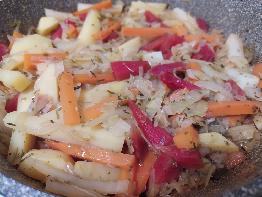 Тушёные овощи с картофелем и свеклой (веган)