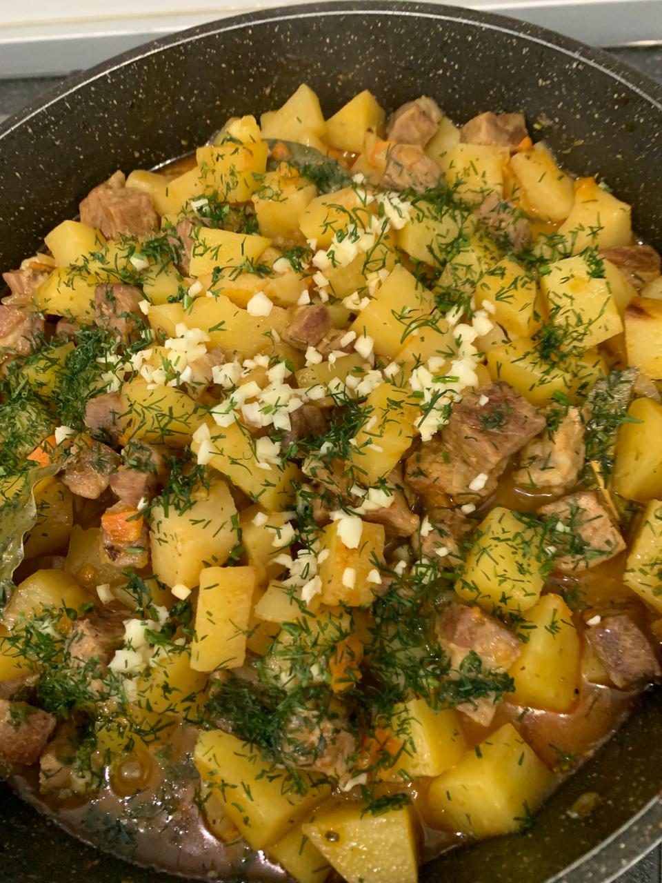 Жаркое из свинины с картошкой и чесноком