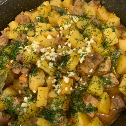 Жаркое из свинины с картошкой и чесноком