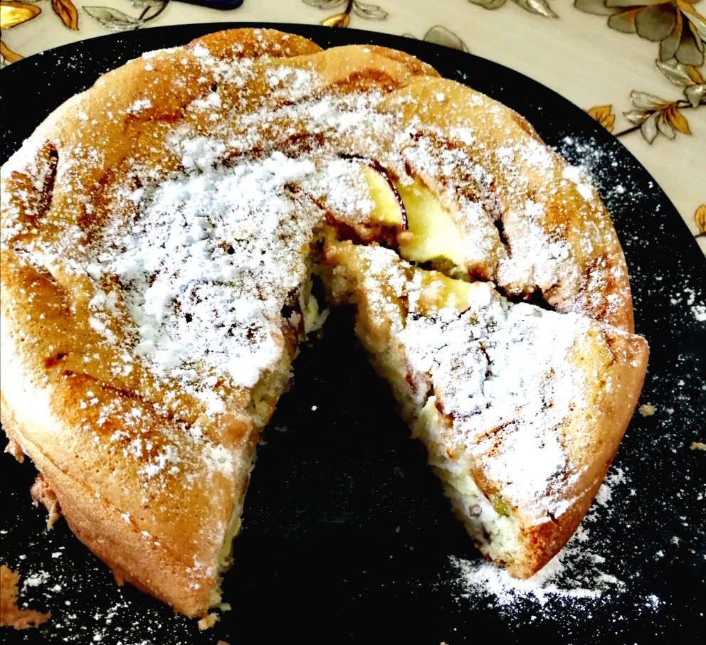 Бисквитная шарлотка с яблоками