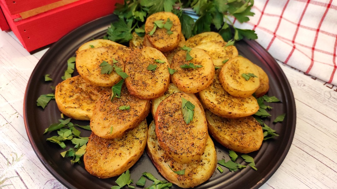 Картофель, запеченный в духовке с ароматными травами
