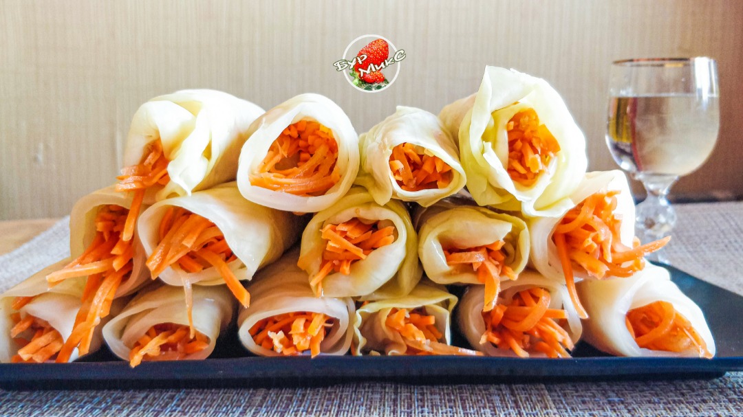 Маринованные капустные рулетики с морковью