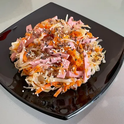 Салат с квашеной капустой, колбасой и морковью