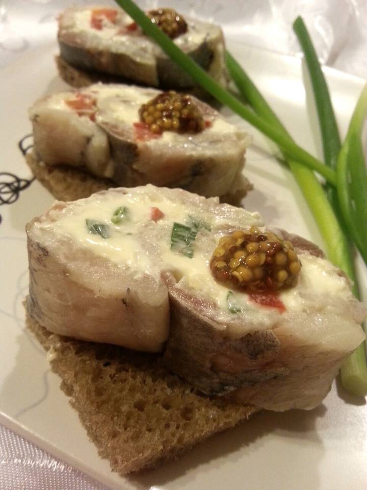 Новогодняя закусочка - рулет из селёдки