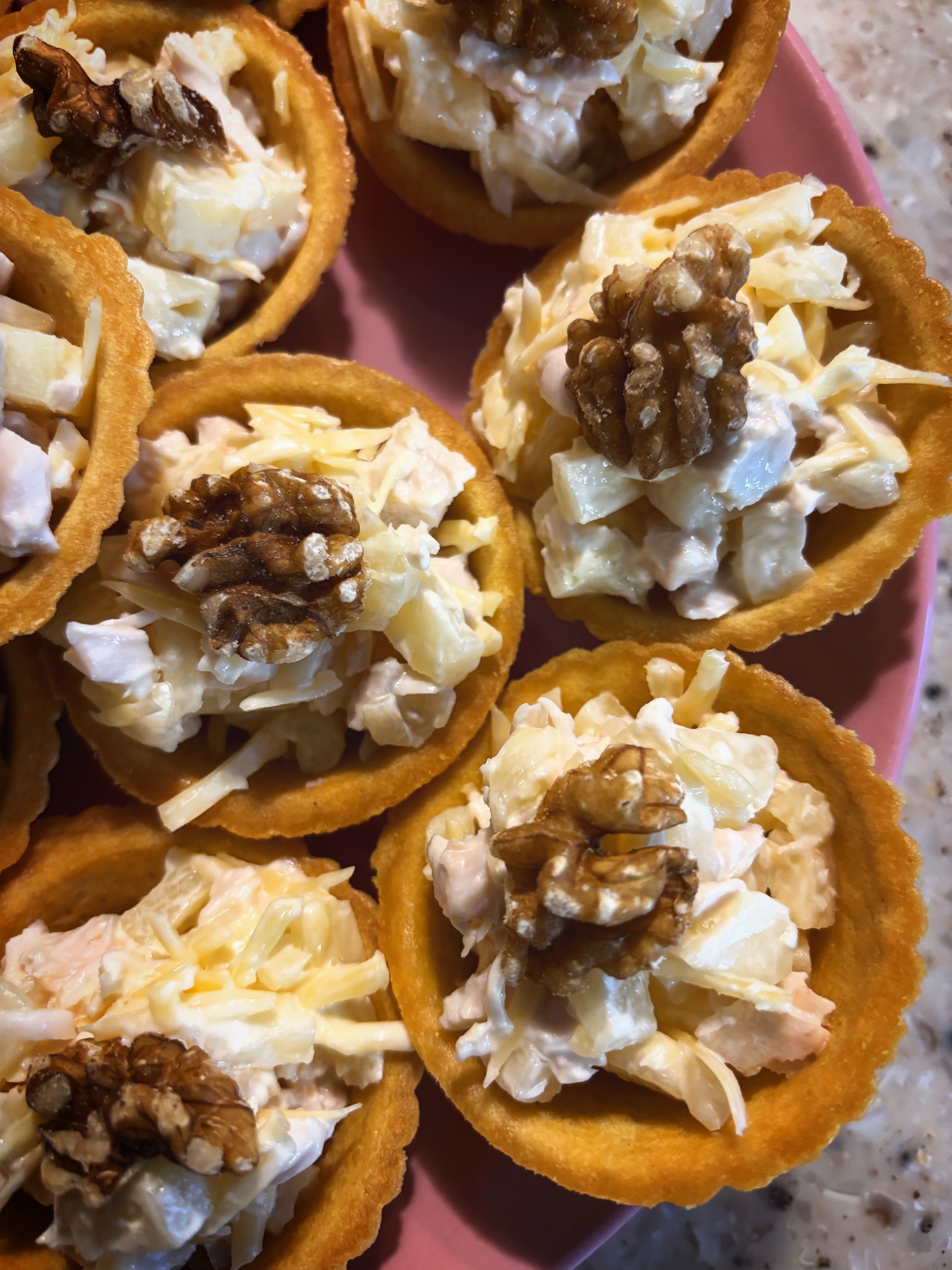 Тарталетки с курицей и ананасом