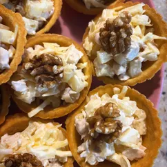 Тарталетки с курицей и ананасом