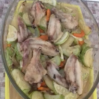 Куриные крылышки запеченные с овощами