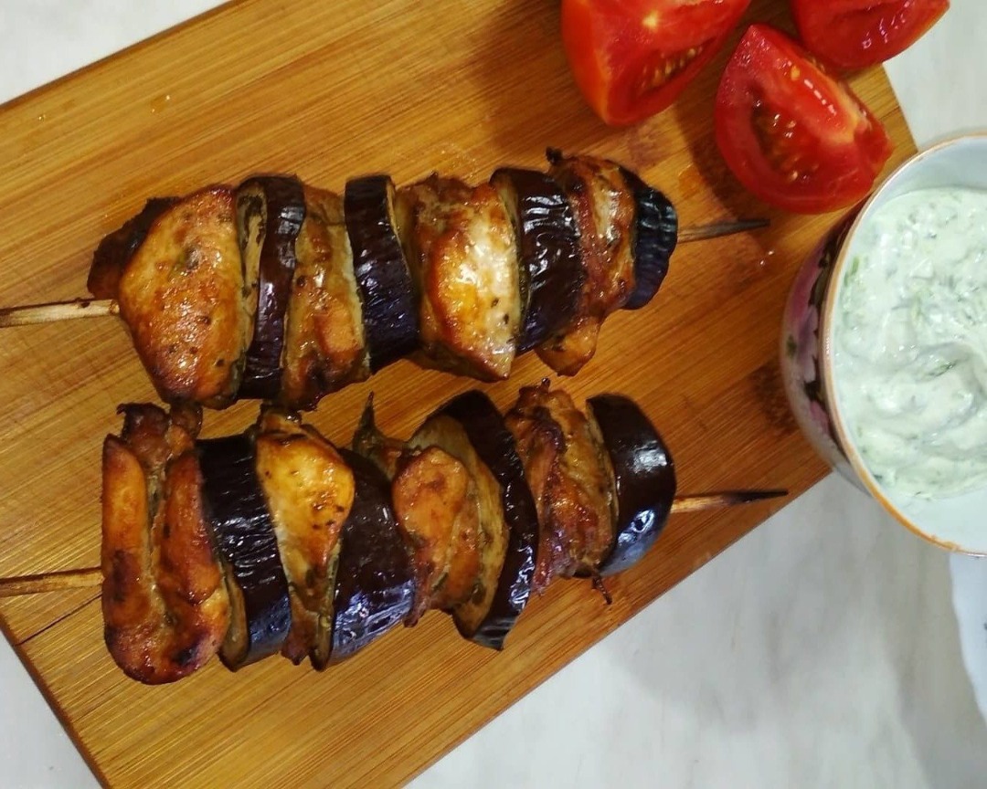 Куриный шашлычок на шпажках с овощами