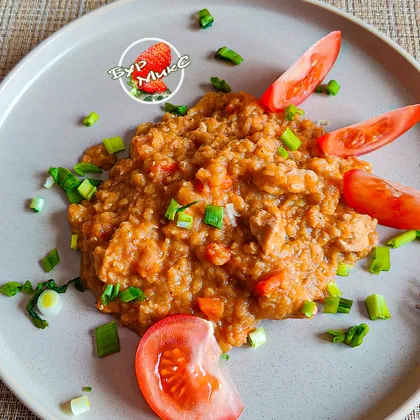 Красная чечевица с индейкой и помидорами