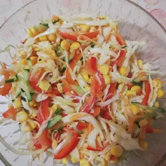 Овощной салат с кукурузой